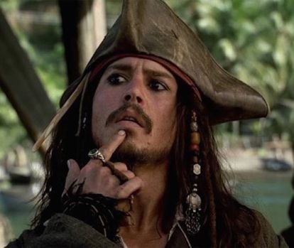 "Está bêbado ou é gay?", exclamou o presidente da Disney (a produtora do filme) quando viu as primeiras cenas, convencido de que Depp arruinaria a superprodução. A resposta do ator, “ou confia em mim ou me chuta para fora”, resumiu o espírito de Jack Sparrow. Um bobo da corte que não se faz de esperto, mas que é esperto, e que se sai melhor do que todos os outros porque sabe que o posto de herói já está ocupado por Orlando Bloom. Depp rouba o filme (dirigido por Gore Verbinski) do então astro da moda, e o faz usando um talento que sempre teve, mas que nunca antes havia sido comercial: sua capacidade de gerar química com todos os seus companheiros, sem se esforçar. Depp ficaria preso para sempre em sua própria paródia, mas Jack Sparrow continua conseguindo fazer com que crianças, pais e avós sorriam sem parar durante um par de horas. Não é apenas um personagem carismático, é uma nova forma de interpretar. E foi inventada por Johnny Depp.