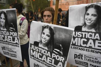 Marcha na praça de Maio para exigir o esclarecimento do crime de Micaela García, no dia 11 de abril.