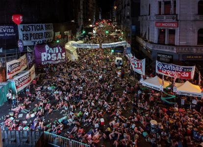 Milhares de manifestantes favoráveis à legalização do aborto viraram a madrugada nas ruas de Buenos Aires aguardando a decisão da Câmara.
