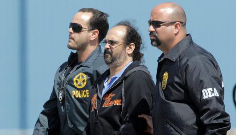 Agentes da DEA escoltam um paramilitar colombiano, em 2008.