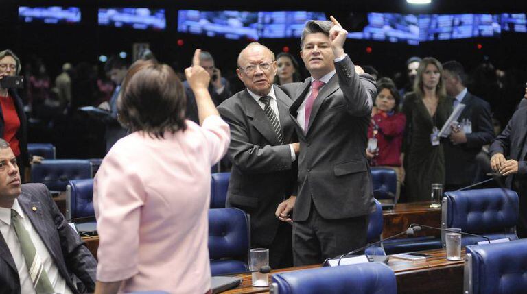 Senador Medeiros (PSD-MT) discute com a senadora Fátima Bezerra (PT-RN), que disse que Congresso não tinha moral para votar a PEC.