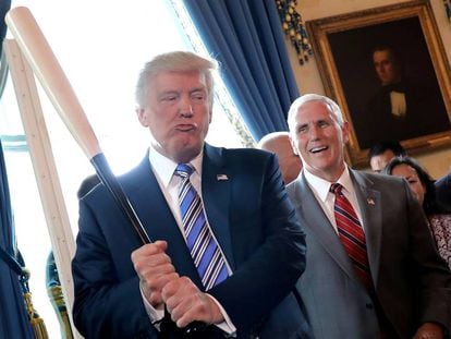 Trump brinca com o vice-presidente Mike Pence.