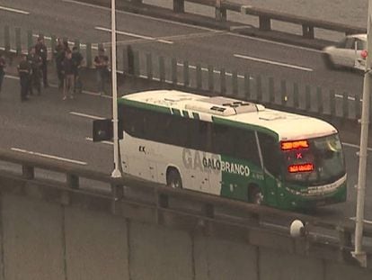 O ônibus da viação Galo Branco na ponte Rio-Niterói, cujos passageiros foram mantidos reféns na manhã desta terça-feira.