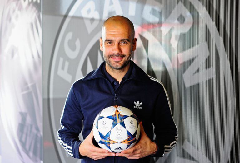 Guardiola diante de um escudo do Bayern.