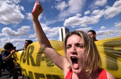Manifestantes contrários ao 'impeachment', ontem em Brasília,