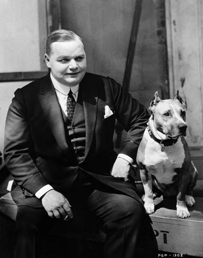 O comediante Roscoe (Fatty) Arbuckle (1887-1933) em uma fotografia publicitária em sua era de glória, nos anos dez. 