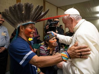 O papa Francisco recebe pessoas da Amazônia durante o sínodo, no último dia 17.