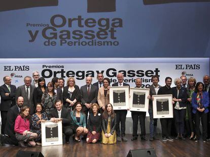 Os ganhadores dos Prêmios Ortega y Gasset posam com os membros do júri e com alguns diretores do Grupo Prisa.