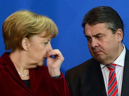 O chanceler alemã, Angela Merkel, e o número dois de seu Governo, Sigmar Gabriel, em Berlim o passado 2 de dezembro.