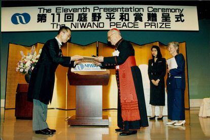 Dom Paulo Evaristo Arns recebe prêmio de Direitos Humanos no Japão.