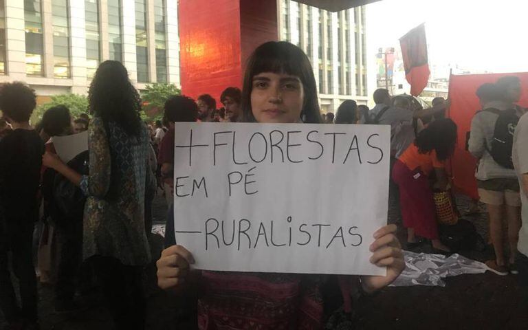 Manifestante na avenida Paulista, nesta sexta.