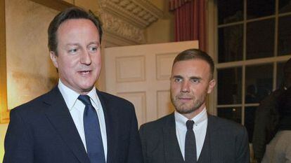 O primeiro-ministro britânico David Cameron com Gary Barlow, cantor e compositor do Take That.