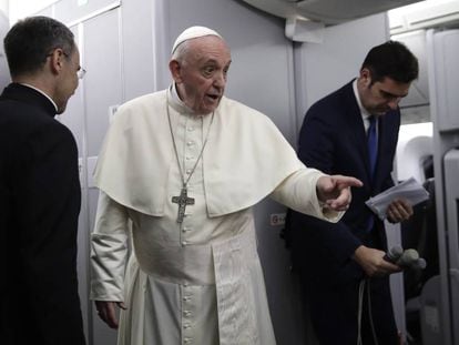 O papa Francisco se dirige aos jornalistas no avião papal depois de decolar da Cidade do Panamá