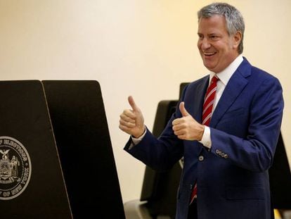 Bill de Blasio vota na eleição municipal de Nova York.