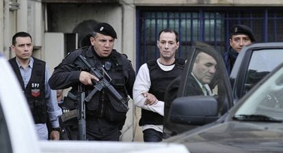 Escoltado, Martín Lanatta deixa o fórum depois de testemunhar, em agosto.