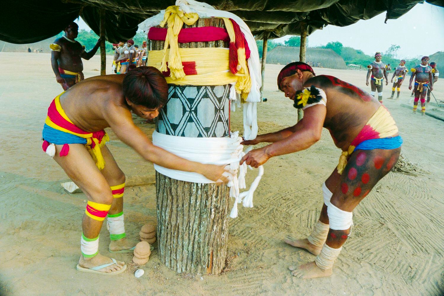 No Kuarup o tronco é pintado, decorado e ao final do ritual, é jogado no rio para seguir seu fluxo. 