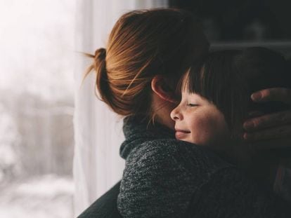 Uma mãe com a filha: autora reflete sobre desafios da maternidade.
