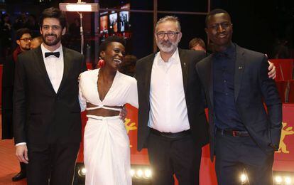 A partir da esquerda, os atores Julio Machado, Isabel Zuaa e Welket Bungue, com o diretor Marcelo Gomes (no centro), na estreia de gala de 'Joaquim' na Berlinale.