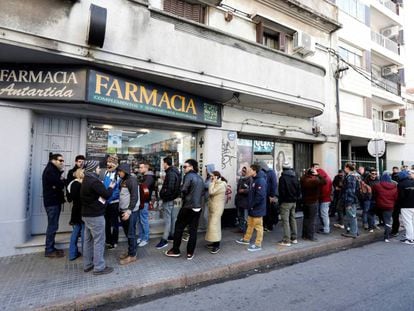 Compradores de maconha fazem fila em uma farmácia do bairro Malvín, em Montevidéu.