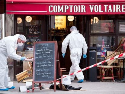 Legistas da polícia recolhem amostras no Café Comptoir Voltaire, um dos atacados na noite de sexta-feira.