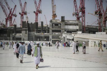 Obras em andamento em frente à grande mesquita de Meca