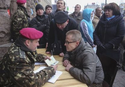 Um voluntário em um posto de recrutamento da Guarda Nacional em Kiev.