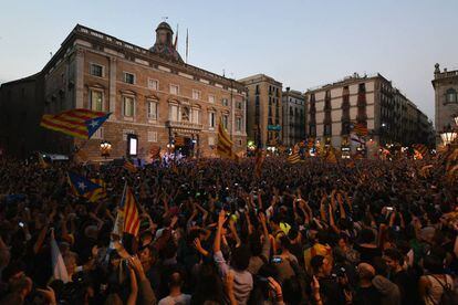Milhares de manifestantes comemoram decis&atilde;o do Parlamento catal&atilde;o de dar in&iacute;cio ao processo de independ&ecirc;ncia. 
