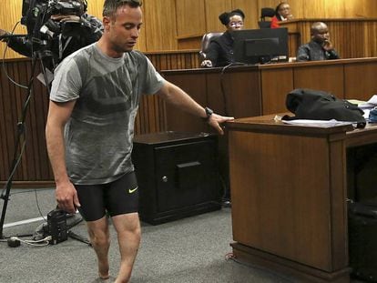 Pistorius retira as próteses e mostra sua vulnerabilidade