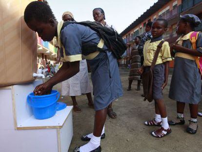 Niñas lavam-se as mãos em um colégio em Lagos, Nigeria