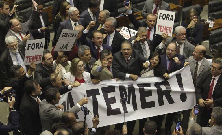 Deputados a oposição protestam.