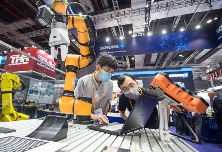 Robô apresentado na Feira Internacional da Indústria da China, em Xangai, em 15 de setembro passado.