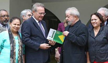 Lula recebe constituição de Renan