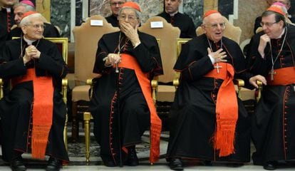 Os cardinales esperam o discurso do Papa.