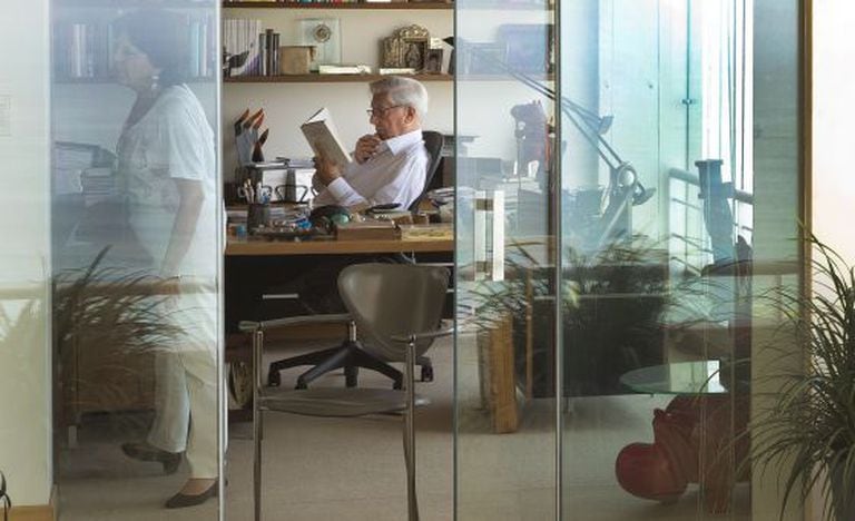 O escritor Mario Vargas Llosa em sua casa em Lima.