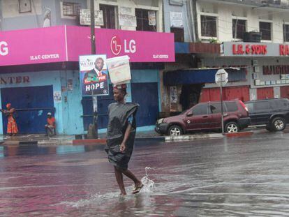 Uma rua do centro de Monrovia, Libéria. As chuvas torrenciais provocaram milhares de vítimas na África Ocidental desde junho.
