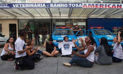 Mulheres de policiais descobrem 'fuga' de agentes e bloqueiam viaturas em posto de Jacarepaguá.