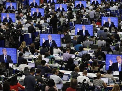 Imagem de Trump nas telas no centro de imprensa durante o debate presidencial na Universidade de Hofstra.