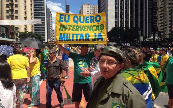 Cartaz na Paulista pede intervenção militar.