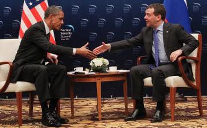 Obama e Medvedev se cumprimentam durante a Cúpula de Segurança Nuclear em Seul, em 2012