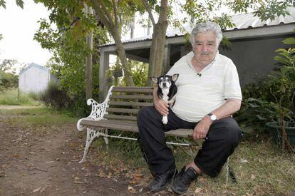 José Mujica em frente a sua casa em Montevidéu, com sua cadela Manuela, no último dia 25.