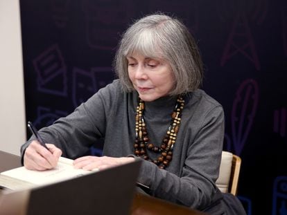 A escritora Anne Rice autografando livros em Los Angeles, em 2016.