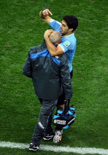 Suárez abraça o fisioterapeuta de Uruguai