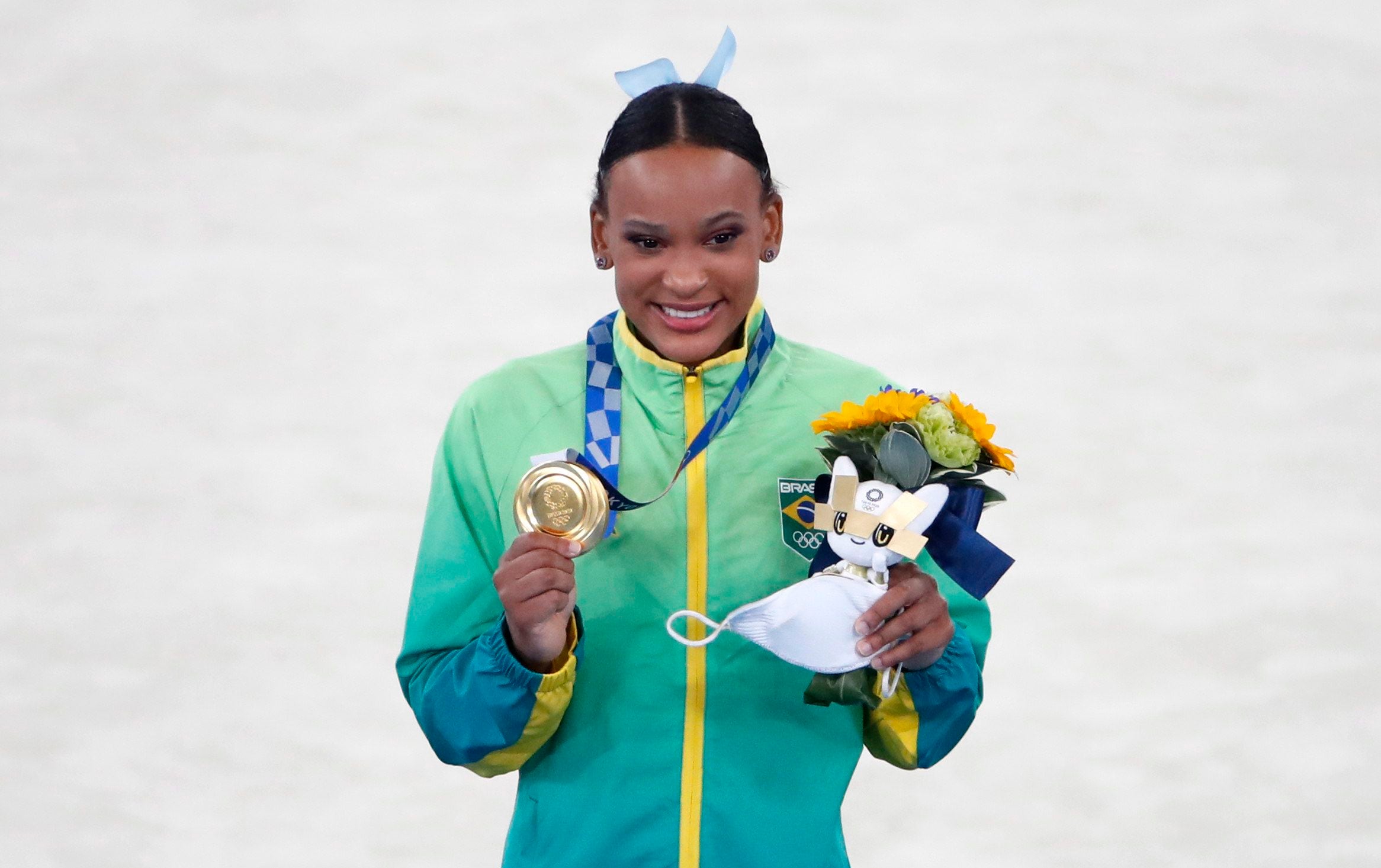 Rebeca Andrade ao receber a medalha de ouro na prova de salto da ginástica artística feminina, em Tóquio. Atleta tinha conquistado a prata dois dias antes.