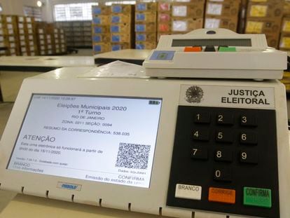Uma urna eletrônica de um colégio eleitoral no Rio de Janeiro, nas eleições de 2020.
