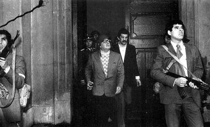 O presidente Salvador Allende (centro), ladeado por guarda-costas, no Palácio de Moneda no dia do golpe.