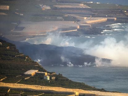 DVD 1074 (29-09-21) Delta formado por la lava saliendo al mar en la costa de Tazacorte, en La Palma. Foto Samuel Sánchez
