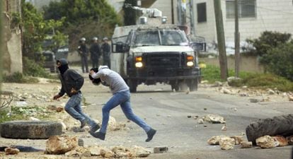 Manifestantes palestinos enfrentam soldados israelenses.