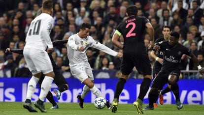 Cristiano Ronaldo realiza passe ante a pressão do PSG