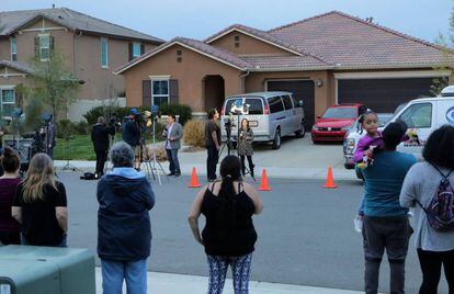 Vizinhos e jornalistas em frente à casa, em Perris, Califórnia