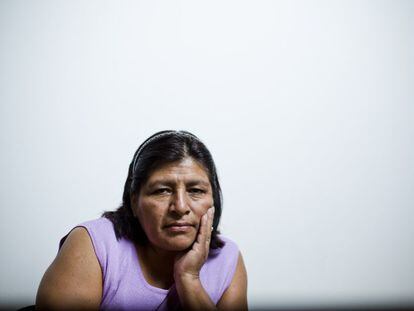 Em 2014, aos seus 53 anos, foi eleita presidenta da maior organização de mulheres do Peru (Conamovidi), mas Relinda Sosa começou seu 'ativismo' social em uma cozinha. Literalmente. Aos 13 emigrou à capital (Lima) e aos 14 começou a trabalhar de empregada doméstica e a estudar o colegial na escola noturna. Sua maternidade, aos 20, lhe fez abandonar o serviço. Como trabalhar e cuidar de uma criatura ao mesmo tempo era difícil, mas precisava poupar para pagar sua casa em El Agustino -distrito marginal da cidade-, se uniu a outras mulheres de seu bairro com o mesmo problema para cozinhar de maneira conjunta e baratear os custos da alimentação familiar. "Montamos o refeitório em casa de outra mulher. Cada uma colocava o que podia, eu levei duas panelas", lembra. Isso foi em 1988. Logo se deram conta de que existiam outros refeitórios auto-gerenciados como o seu para pessoas com carências econômicas. Hoje são uma extensa rede de refeitórios populares e impulsionaram leis que obrigam o Estado peruano a fornecer alimentos às pessoas sem recursos.
